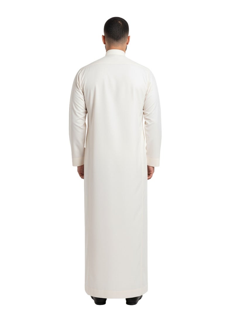 راحمة كوليكشنز ثوب رجالي سعودي أصيل من رحمة - كندورة/جبة كلاسيكية مصنوعة يدويًا من قماش ياباني فاخر، بياقة صلبة، وفتحة أمامية، وجيب على الصدر، مصنوع من خامة خفيفة الوزن تسمح بمرور الهواء ولطيفة على البشرة، لتوفير راحة فائقة. - Image 3